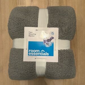 NEW Room Essentials Gray Faux Shearling Bed Blanket size Full/Queen